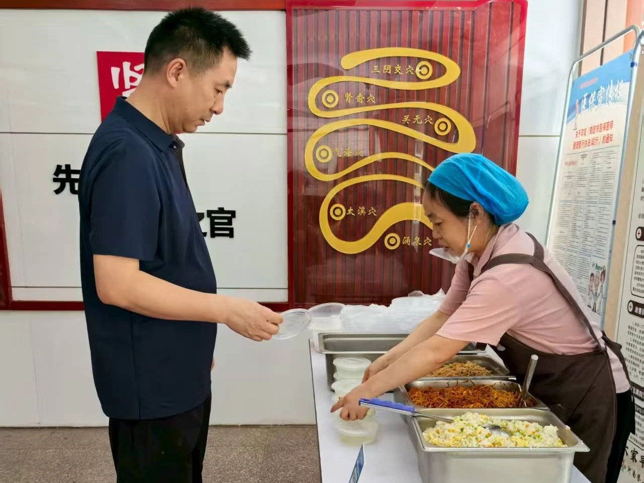就医高峰显担当 暖心简餐递温情 ——...